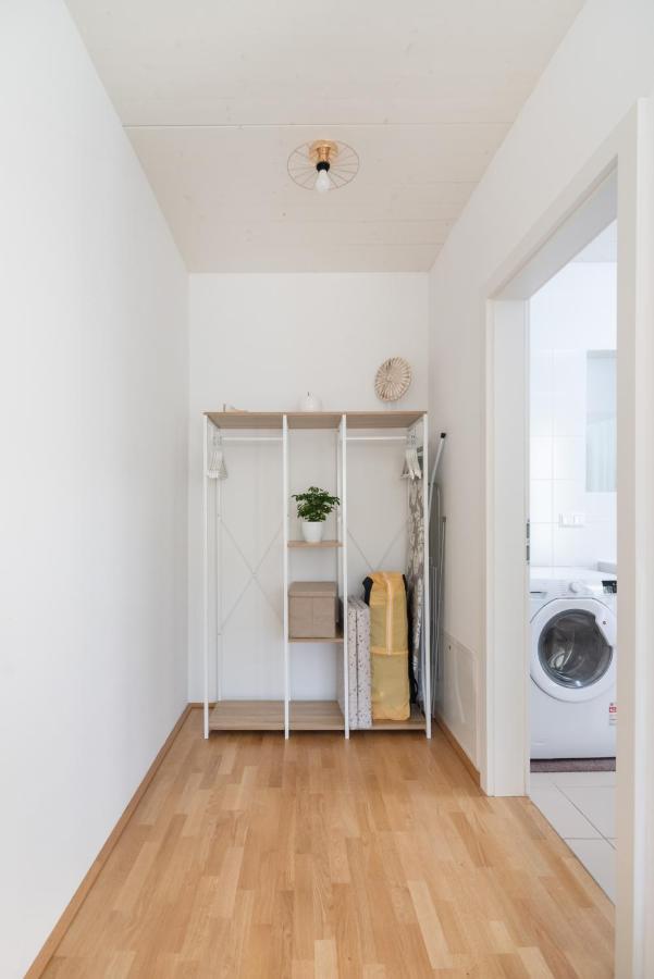 Helles, Neues Dg Apartment Mit Blick Zum Donauturm Вена Экстерьер фото