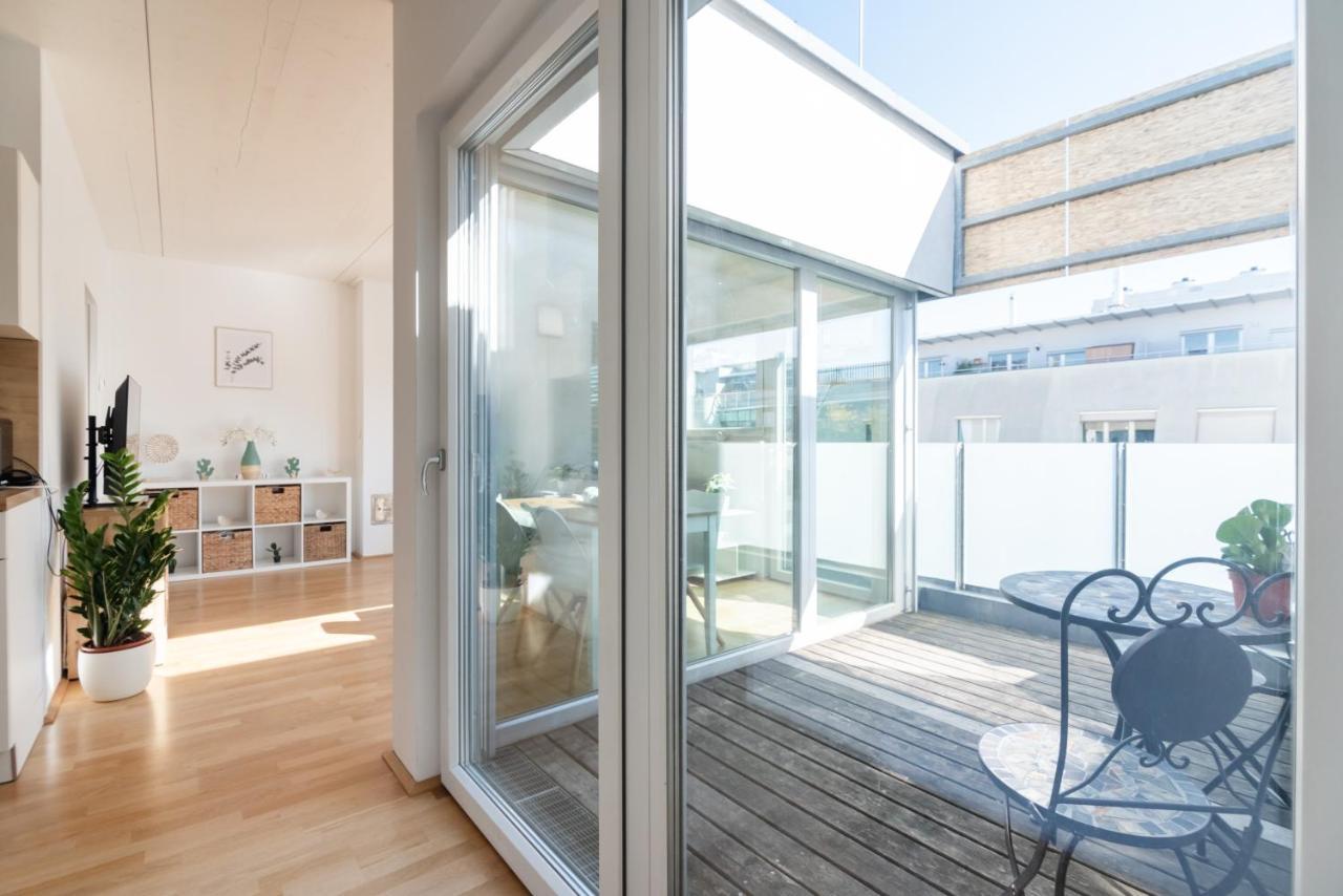 Helles, Neues Dg Apartment Mit Blick Zum Donauturm Вена Экстерьер фото