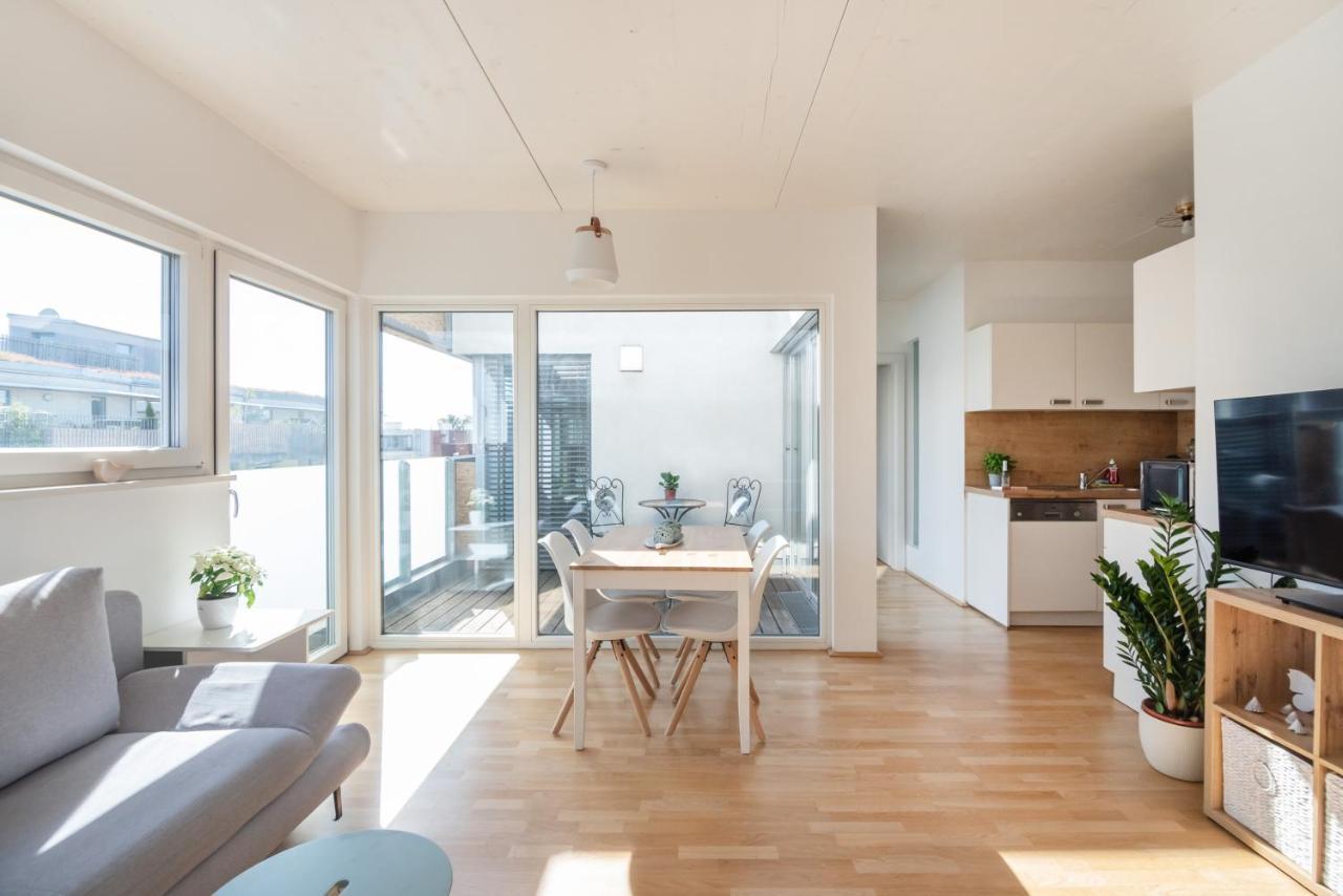 Helles, Neues Dg Apartment Mit Blick Zum Donauturm Вена Экстерьер фото